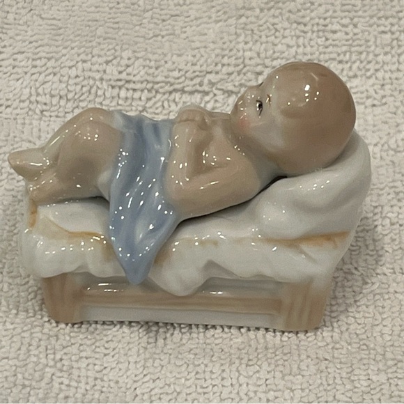 VINTAGE Baby Jesus Enesco Porcelain Nativity Circa 1986 Replacement Piece. - Picture 4 of 13